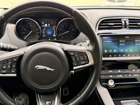 Used 2019 Jaguar F-PACE R-Sport image 32