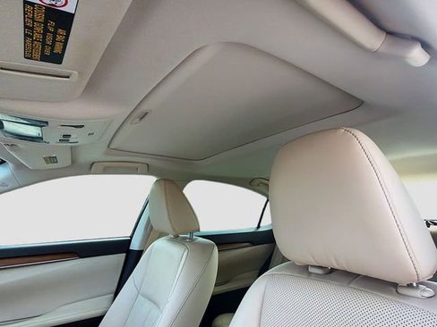 Used 2016 Lexus ES 300h w/ Luxury Package w/Wood Trim FWD image 26