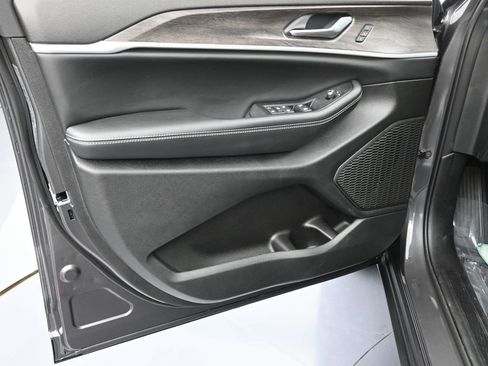 New 2025 Jeep Grand Cherokee L Limited image 11