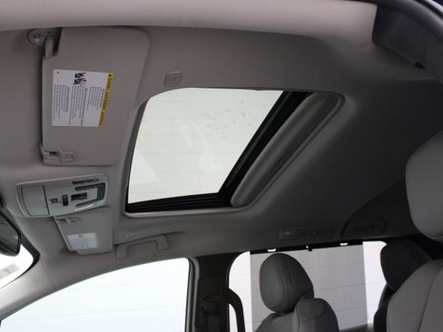 Used 2026 Toyota Sienna XLE FWD image 26