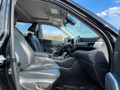 Used 2023 Toyota Highlander XLE AWD/4WD image 32
