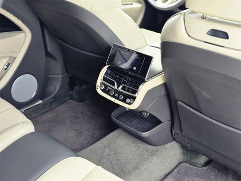 Used 2023 Bentley Bentayga Extended Wheelbase image 17