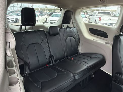 Used 2023 Chrysler Pacifica Touring-L FWD image 24