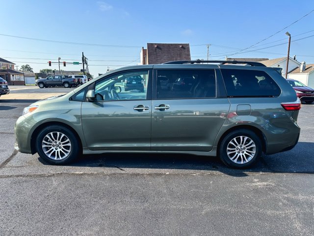 Used 2018 Toyota Sienna XLE w/ XLE Navigation Package FWD image 4