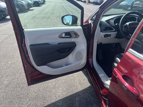 Used 2023 Chrysler Pacifica Touring-L FWD image 13