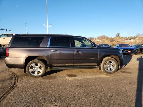 Used 2018 Chevrolet Suburban LT w/ Luxury Package image 8