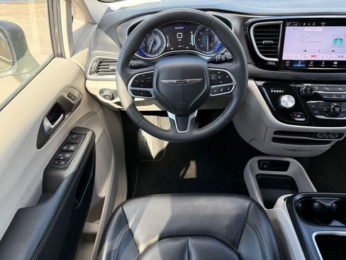 Used 2023 Chrysler Pacifica Touring-L FWD image 16