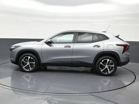 Used 2024 Chevrolet Trax RS FWD image 2