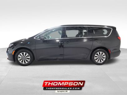 Used 2025 Chrysler Pacifica Select
