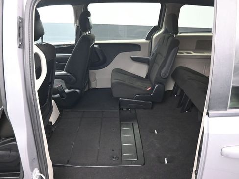 Used 2016 Dodge Grand Caravan SE image 27