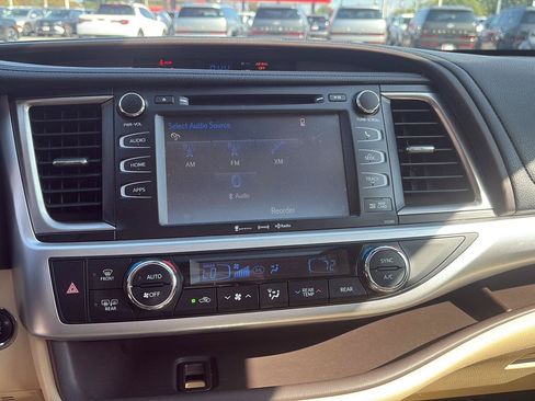 Used 2018 Toyota Highlander XLE AWD/4WD image 19