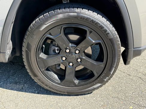 Used 2020 Jeep Grand Cherokee Laredo AWD/4WD image 9