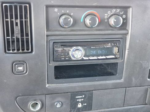 Used 2015 Chevrolet Express 2500 RWD image 18