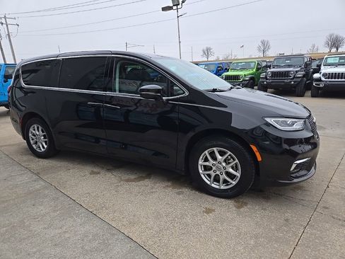 Used 2024 Chrysler Pacifica Touring-L image 12