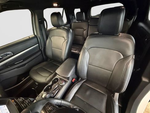 Used 2018 Ford Explorer XLT w/ Equipment Group 202A AWD/4WD image 13