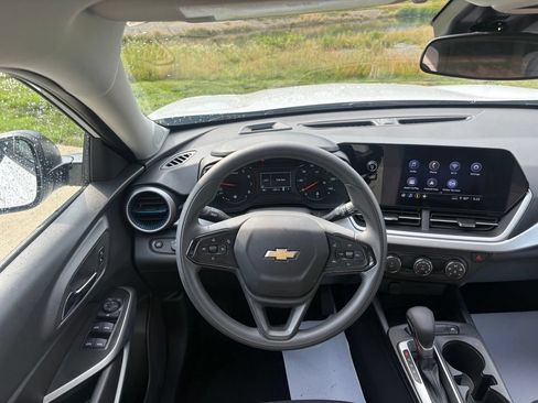 Used 2025 Chevrolet Trax LS FWD image 39