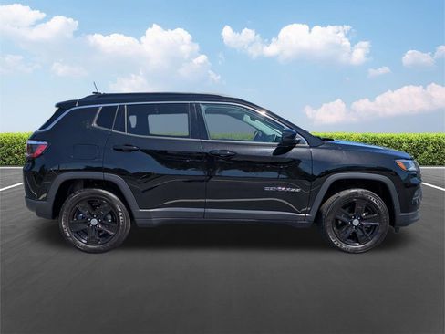 Used 2022 Jeep Compass Latitude w/ Sun and Sound Group AWD/4WD image 3