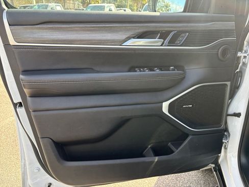 Used 2024 Jeep Wagoneer L Series II w/ Flexible Seating Group image 18