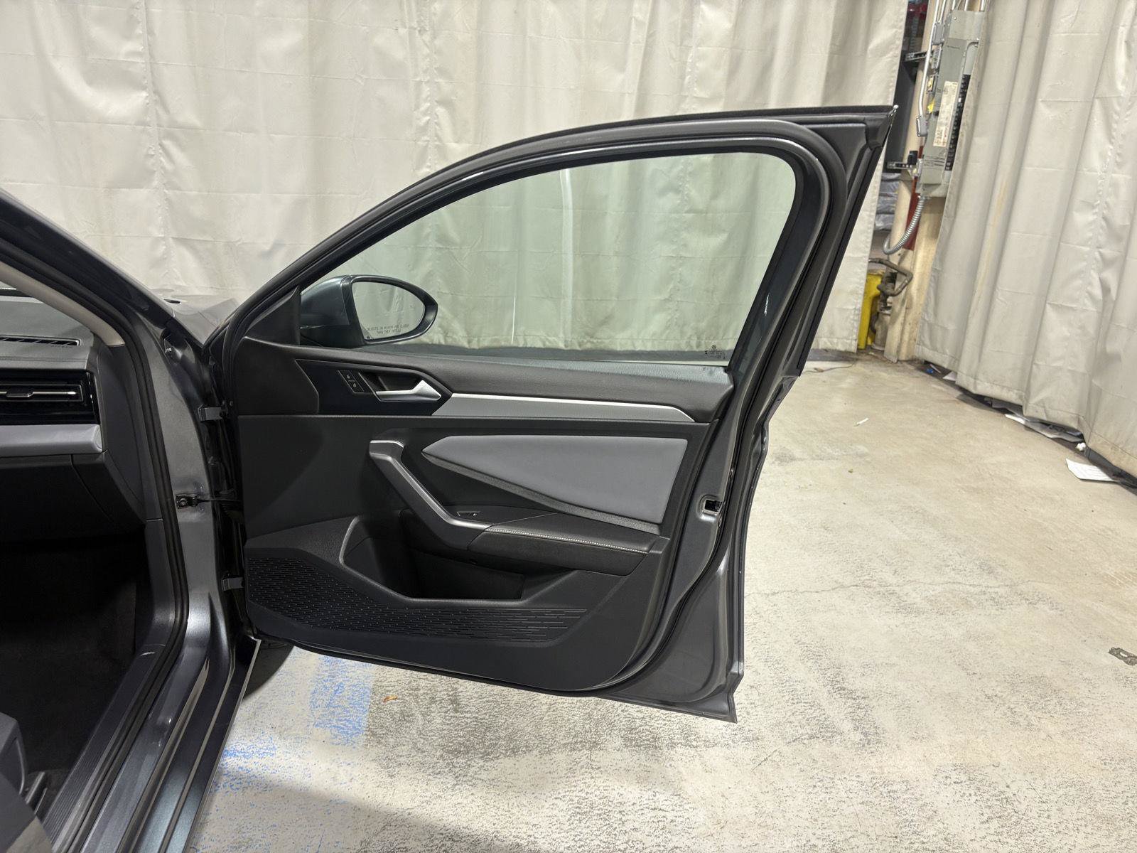 Used 2025 Volkswagen Jetta SE FWD image 21