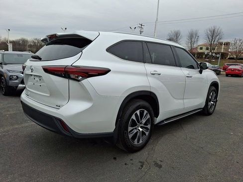 Used 2024 Toyota Highlander XLE FWD image 8