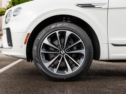 Used 2025 Bentley Bentayga image 6