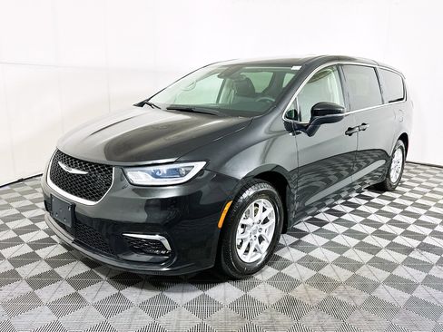 Used 2023 Chrysler Pacifica Touring-L image 7