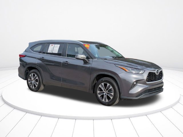 Used 2023 Toyota Highlander XLE FWD image 2