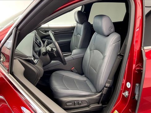 Used 2023 Buick Enclave Essence image 17