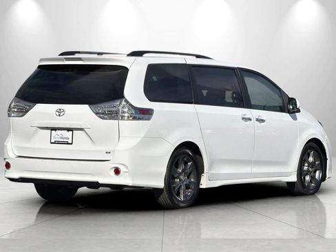 Used 2015 Toyota Sienna SE image 2
