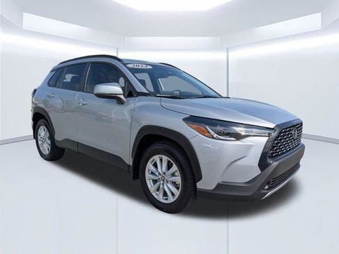 Used 2024 Toyota Corolla Cross LE FWD image 2