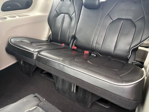 Used 2023 Chrysler Pacifica Limited FWD image 14