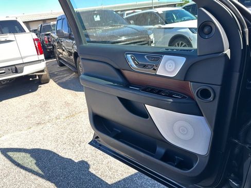 Used 2022 Lincoln Navigator Reserve AWD/4WD image 30