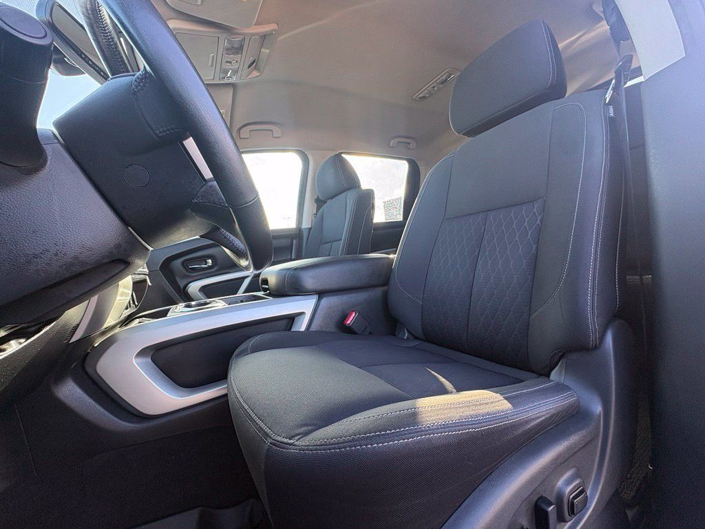 Used 2018 Nissan Titan SV w/ SV Convenience Package RWD image 12