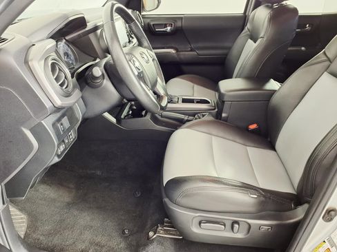 Used 2022 Toyota Tacoma TRD Off-Road w/ Technology Package AWD/4WD image 13