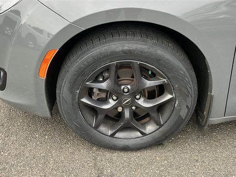 Used 2020 Chrysler Pacifica Touring-L w/ S Appearance Package image 8