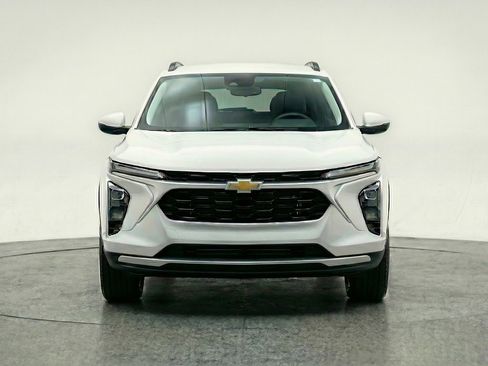 Used 2025 Chevrolet Trax LT w/ LT Convenience Package FWD image 2