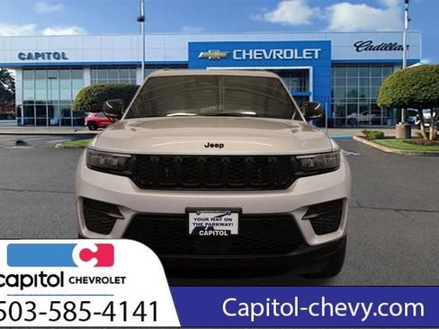 Used 2025 Jeep Grand Cherokee Altitude AWD/4WD image 7