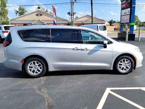 Used 2023 Chrysler Pacifica Touring-L FWD image 4