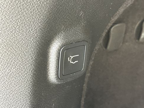 Used 2019 Jeep Cherokee Overland w/ Technology Group image 15