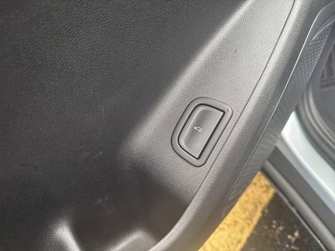 Used 2025 Chevrolet Traverse LT image 26