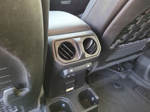 Used 2023 Jeep Gladiator Rubicon w/ LED Lighting Group AWD/4WD image 11