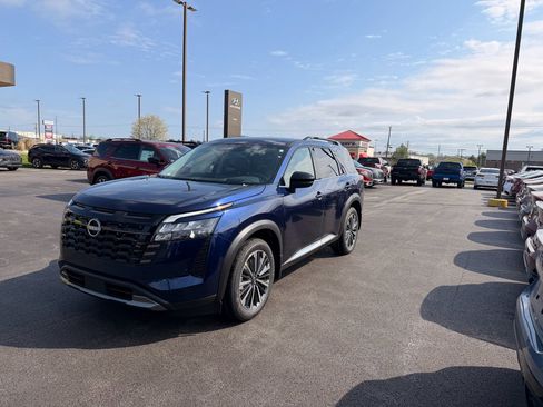 New 2026 Nissan Pathfinder Platinum image 1