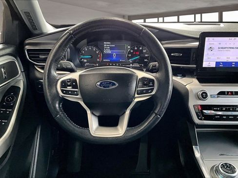 Used 2022 Ford Explorer XLT w/ Equipment Group 202A image 6