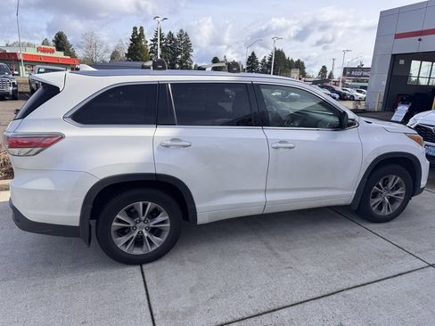 Used 2014 Toyota Highlander XLE image 7