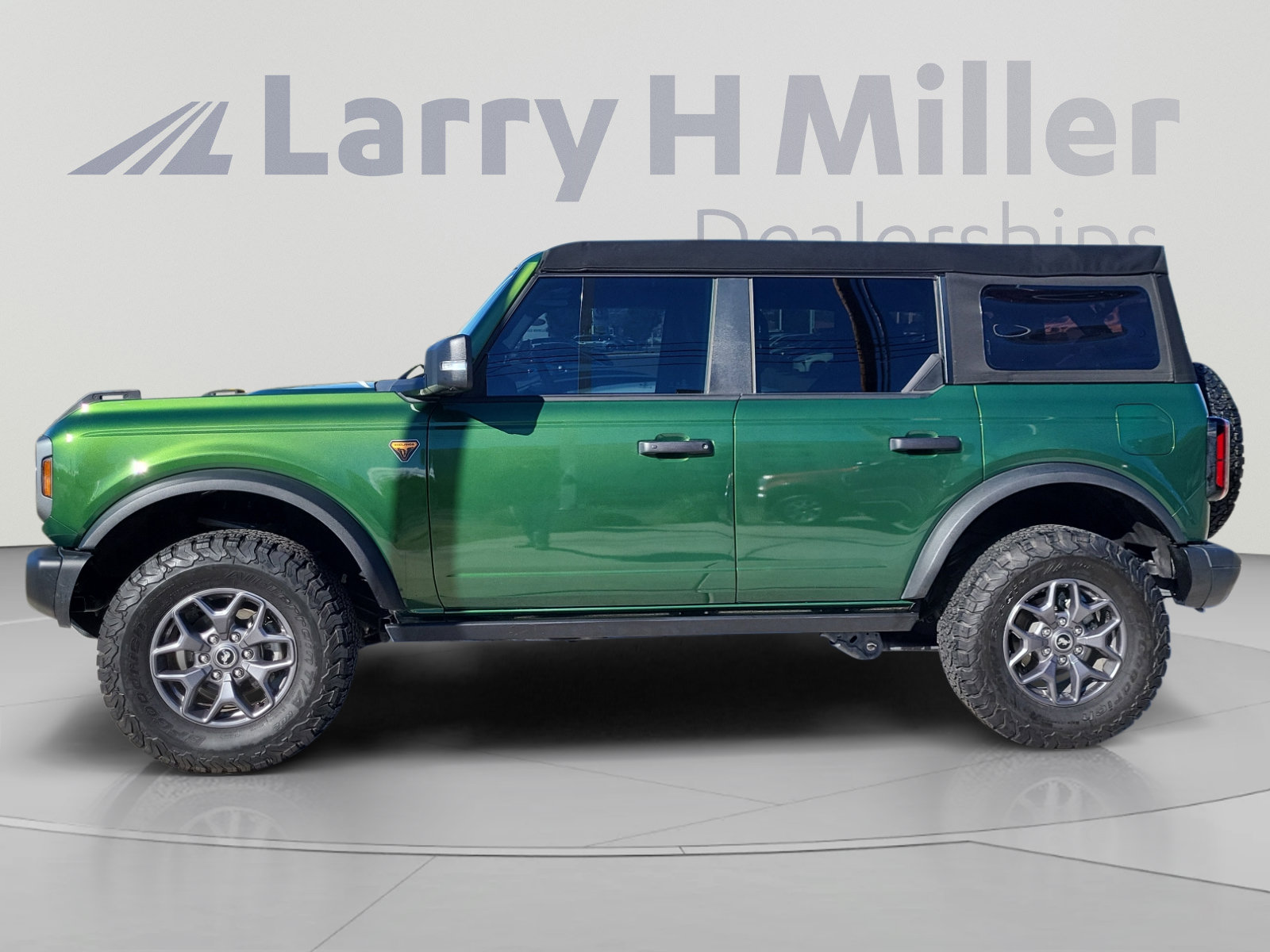 Used 2025 Ford Bronco Badlands AWD/4WD image 2