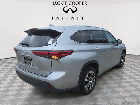 Used 2022 Toyota Highlander XLE AWD/4WD image 5
