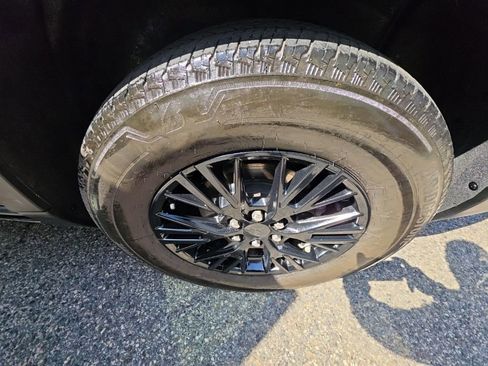 Used 2024 Chevrolet Traverse LT w/ Enhanced Driving Package image 35