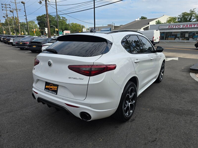 Used 2023 Alfa Romeo Stelvio Veloce AWD/4WD image 3