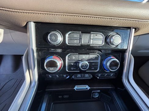 Used 2022 GMC Yukon XL Denali w/ Advanced Technology Package image 4