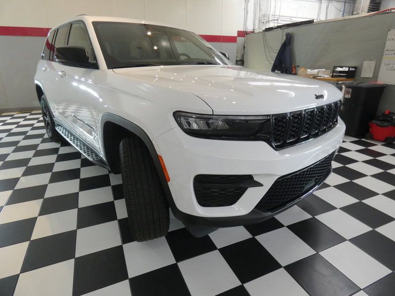 Used 2025 Jeep Grand Cherokee Altitude RWD image 3